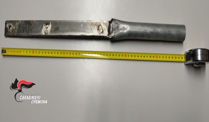 Con un machete artigianale aggredisce due connazionali: in ospedale con ferite alla testa e al braccio