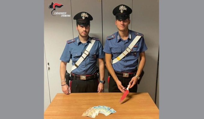 Picchia e minaccia con un grosso coltello la ex: “Mi lasci? Voglio 500 euro di risarcimento”