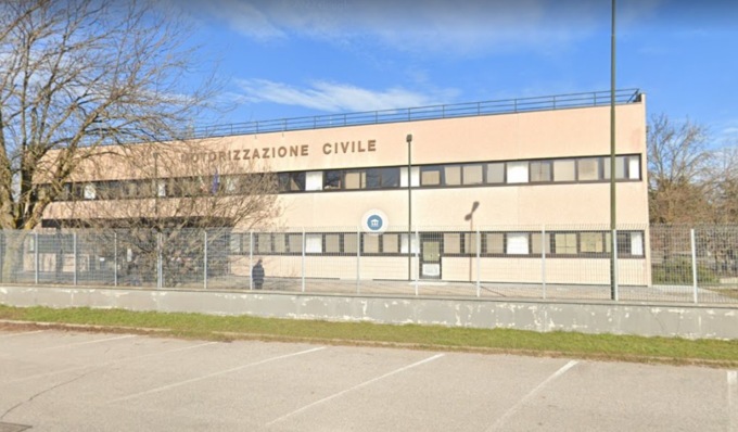 All’esame della patente con “l’aiutino”: aveva telecamera e auricolari nascosti sotto la giacca