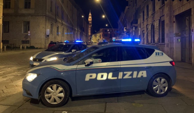 Dipendente del centro commerciale aggredito nel tentativo di sedare una lite, Daspo per 6 minorenni