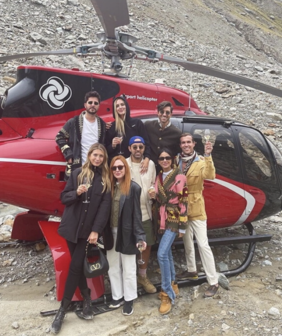 Aperitivo in elicottero sul ghiacciaio per Chiara Ferragni, esplodono le critiche