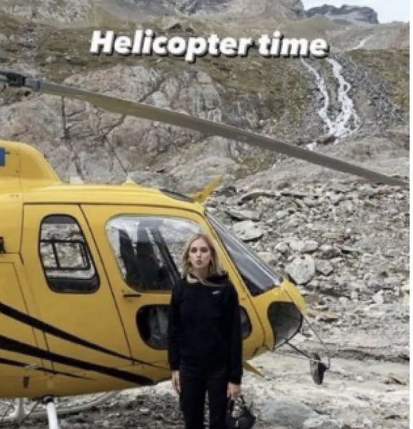 Chiara Ferragni davanti all'elicottero