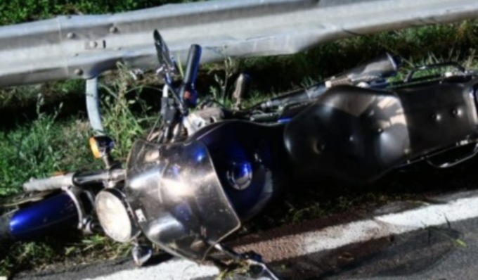 In moto contro il guard rail, grave 59enne trasportato in ospedale in elisoccorso