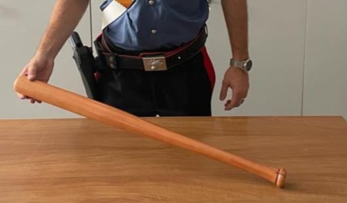 Nel baule dell’auto una mazza da baseball lunga 80 centimetri: denunciato 21enne