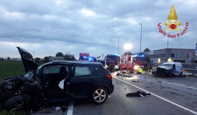 Schianto all’alba tra auto e furgone: un morto e tre feriti gravi