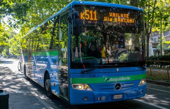 Calci e pugni per i controllori che gli hanno chiesto il biglietto del bus, arrestato un 24enne