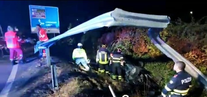 Spino d’Adda: folle inseguimento in auto, 31enne si schianta contro il guardrail