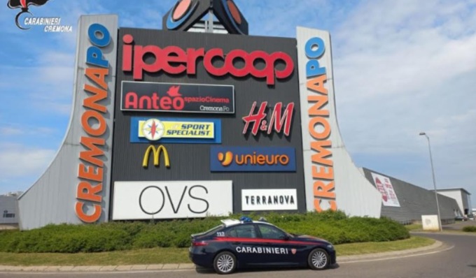 Rubano bottiglie di whisky al supermercato, beccata coppia di ladri di alcolici