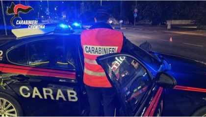 Auto abbatte diversi cartelli stradali, esce di strada e finisce in un campo: tre feriti