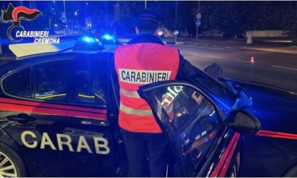 Armato di coltello cerca di fermare le auto in transito, poi si avventa sui carabinieri