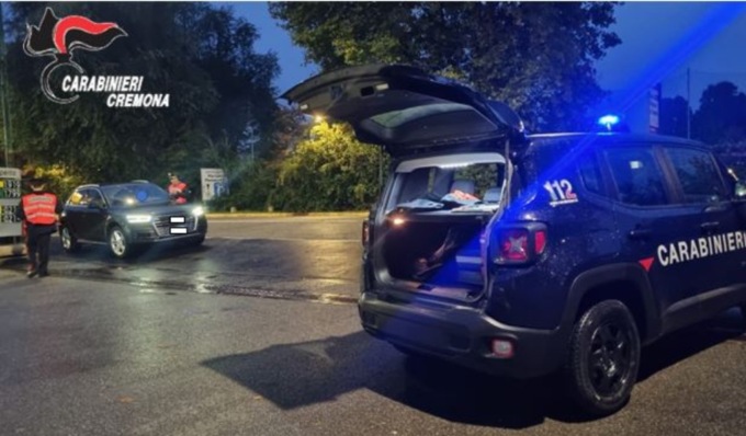 Tenta la fuga al posto di blocco, in auto aveva hashish