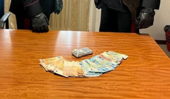 Beccato alla guida senza patente: in auto anche cocaina e 1.900 euro in contanti