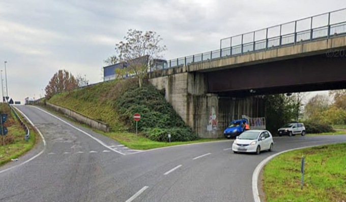 Vuole farla finita e si lancia da cavalcavia della Paullese, grave 41enne