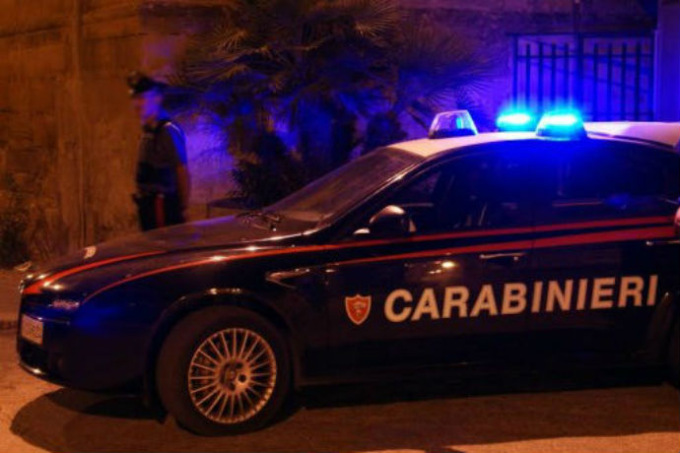 Eroina in auto e veicolo senza assicurazione, patente ritirata a un 29enne