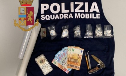 Continuo via vai di persone, 20enne gestiva mercato di spaccio in casa: arrestato