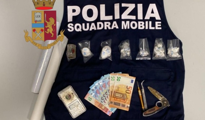 Continuo via vai di persone, 20enne gestiva mercato di spaccio in casa: arrestato