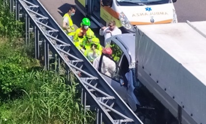 Schianto in A21, auto incastrata sotto camion: gravissimo conducente