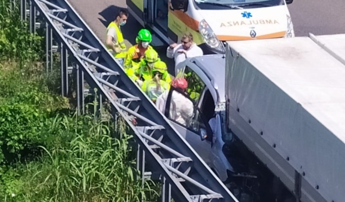 Schianto in A21, auto incastrata sotto camion: gravissimo conducente