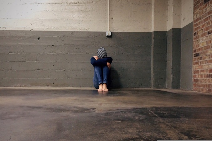 Ragazzino di 15 anni deriso, ridicolizzato e filmato da due compagni di classe
