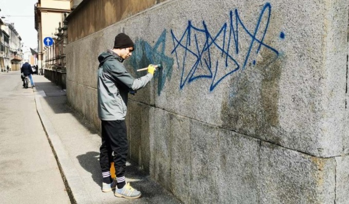 Rimosse le scritte vandaliche da alcuni edifici pubblici di Cremona
