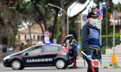 In giro con l'auto sottoposta a fermo amministrativo, poi insulta e minaccia i Carabinieri