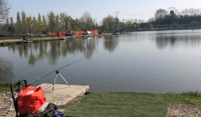Accusa un malore e cade in acqua mentre pesca, 59enne in ospedale