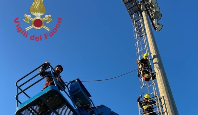 Grande spavento per tre operai rimasti bloccati su una piattaforma aerea