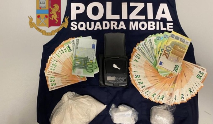 Cocaina nella felpa e nel quadro elettrico: arrestato per spaccio 40enne insospettabile