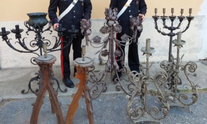Furto al cimitero nella cappella dei bisnonni: rubati candelabri e portaceneri di fine '800