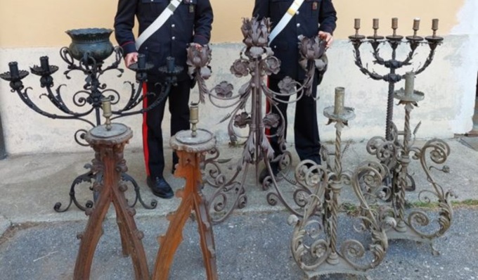 Furto al cimitero nella cappella dei bisnonni: rubati candelabri e portaceneri di fine ‘800