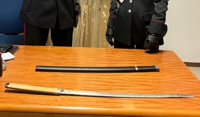 Sorpreso in giro con una katana tra le mani: 25enne denunciato