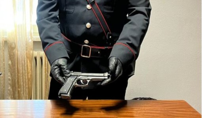 Litiga con il fratello e lo minaccia con una pistola, denunciato 52enne