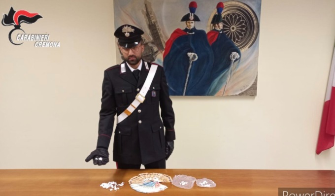 Arrestati due spacciatori: 18 dosi di cocaina nascoste nelle parti intime