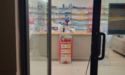 Furto in farmacia, via con 2.500 euro e un tablet: due minorenni arrestati