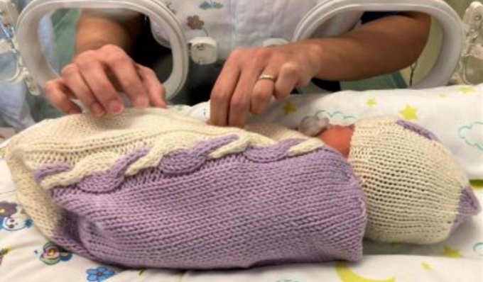 Giornata Prematurità: “Mani di Mamma” veste di viola i bimbi della patologia neonatale di Cremona