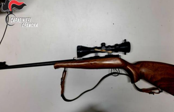 Litiga con il vicino per i cani e si ritrova con una carabina carica puntata in faccia