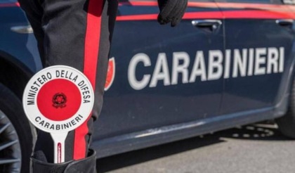 Dai carabinieri per denunciare lo smarrimento della patente, ma risulta ricercato e viene arrestato