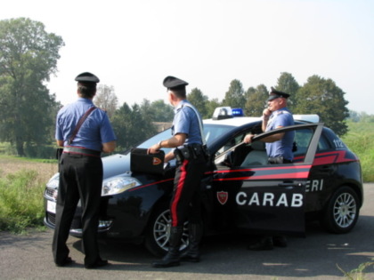 Finisce in un fosso con l’auto, 38enne guidava con patente non valida in Italia