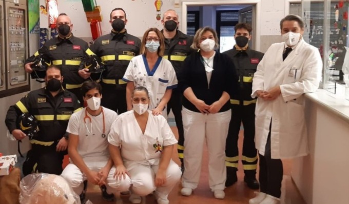 I Vigili del Fuoco portano il Natale in pediatria all’Oglio Po