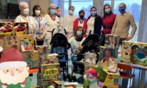 Una pioggia di giocattoli in pediatria per rallegrare il Natale dei bambini ricoverati