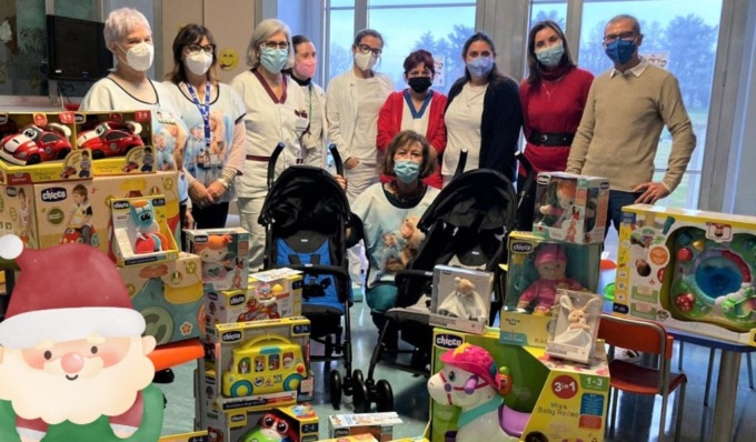 Una pioggia di giocattoli in pediatria per rallegrare il Natale dei bambini ricoverati