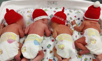 All'ospedale di Cremona, i nuovi nati vestiti da teneri aiutanti di Babbo Natale