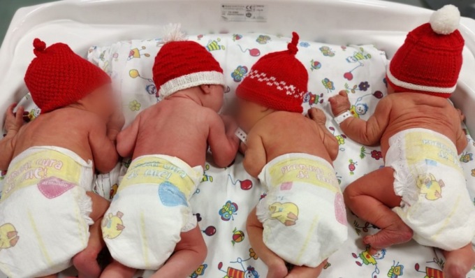 All’ospedale di Cremona, i nuovi nati vestiti da teneri aiutanti di Babbo Natale