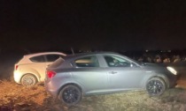 I carabinieri intercettano due auto rubate, ma gli occupanti riescono a fuggire nelle campagne