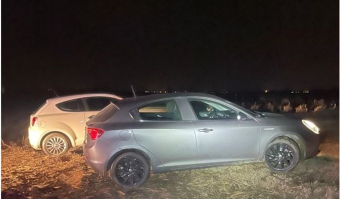 I carabinieri intercettano due auto rubate, ma gli occupanti riescono a fuggire nelle campagne