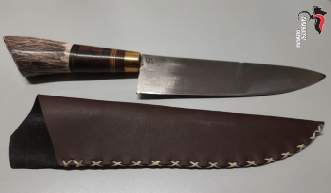 I parenti gli negano un prestito, scoppia la zuffa e spunta un coltello
