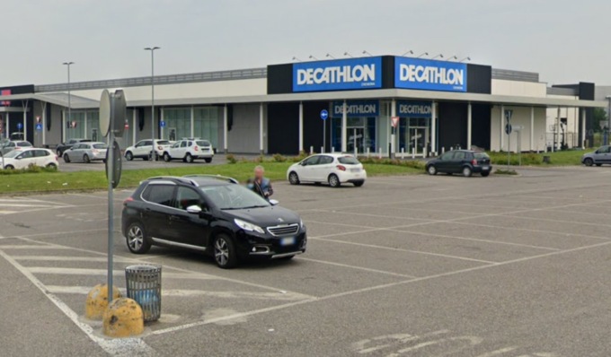 Tentano il furto al Decathlon ma vengono beccati dall’addetto alla vigilanza