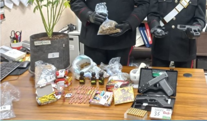 In casa droga, una serra di marijuana, materiale esplodente e armi: arrestato 29enne