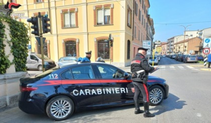 In moto senza casco si dà alla fuga, finisce contro l’auto dei Carabinieri poi tenta di nascondersi in un capannone