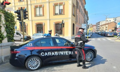 Alla guida senza patente, insulta e rivolge gesti volgari ai Carabinieri
